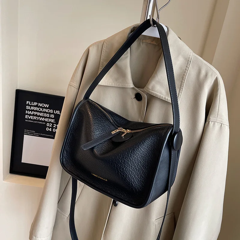 

Маленькая квадратная сумка для женщин, дорожная сумка через плечо из искусственной кожи, нишевая дизайнерская Повседневная элегантная дамская сумочка на плечо