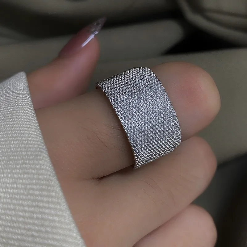 

Женское широкое кольцо серебряного цвета, с геометрическим рисунком