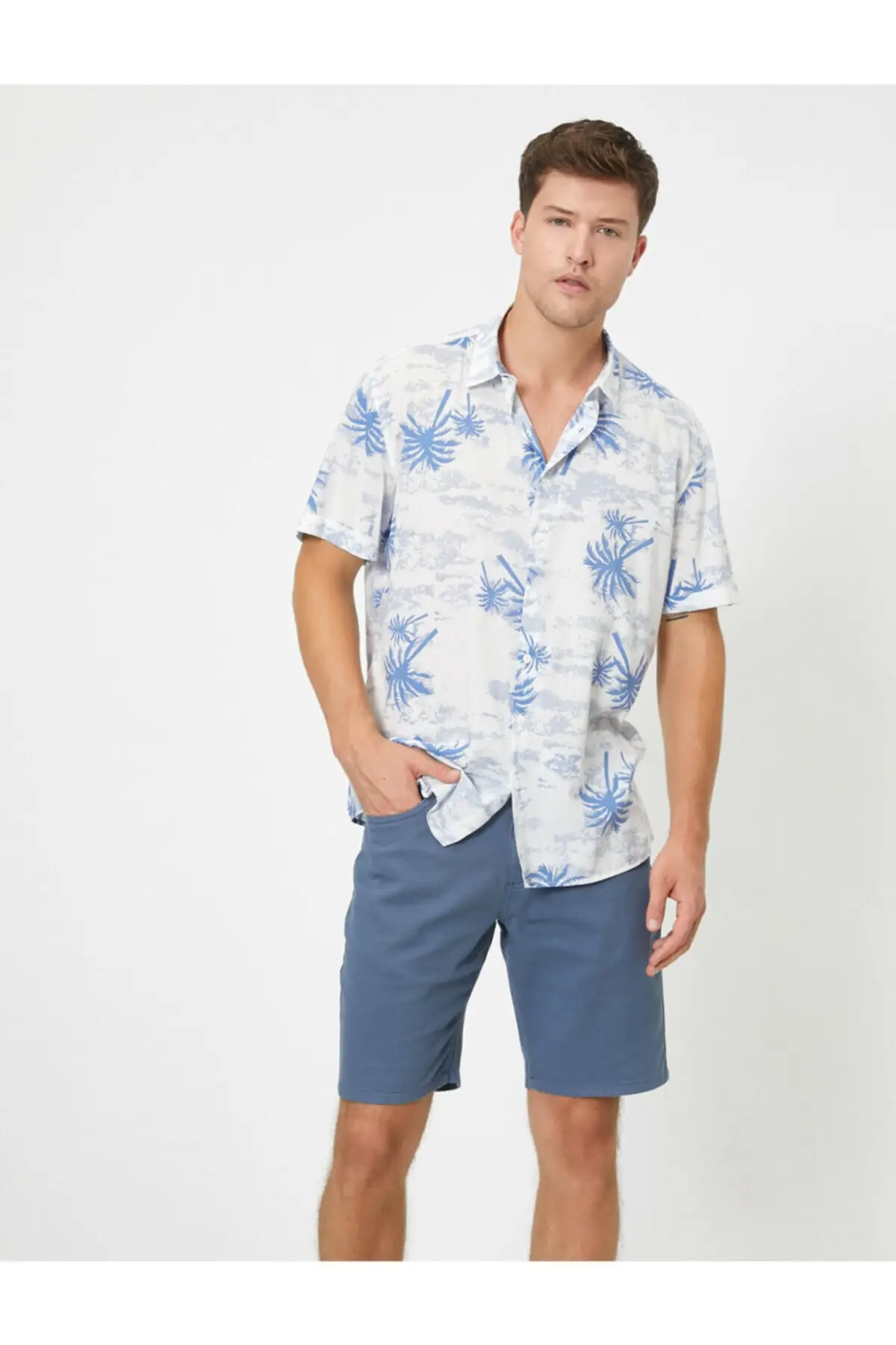 

Мужская классическая рубашка с воротником