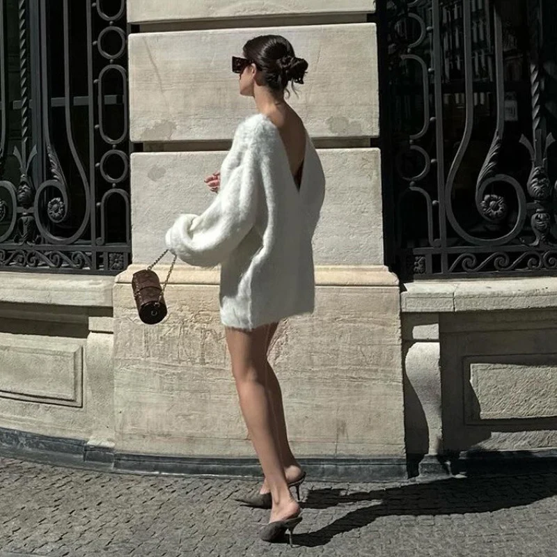 Женский мохеровый свитер с открытой спиной