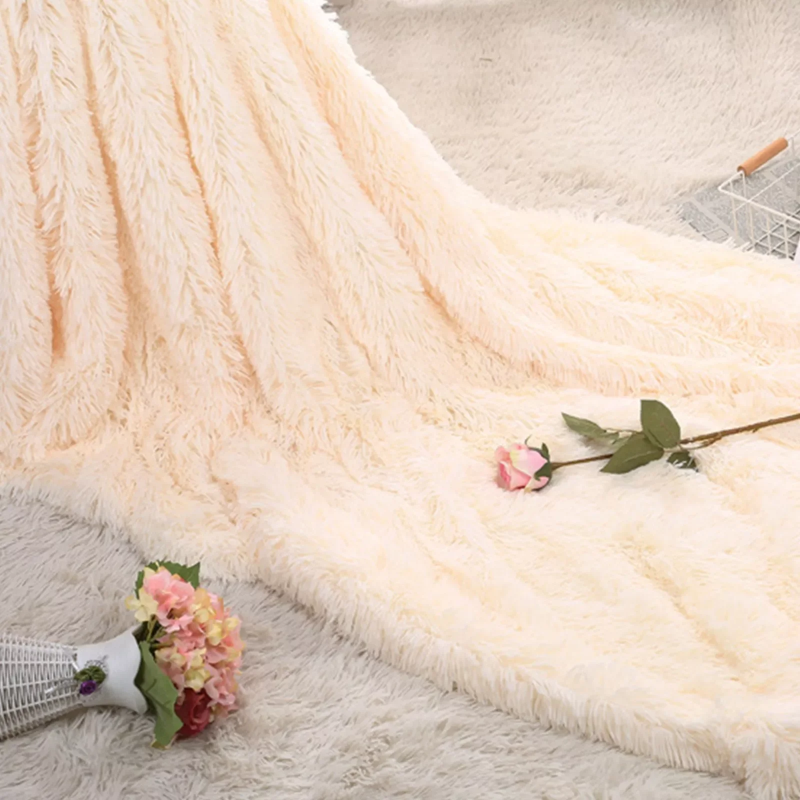 

NEW IN Chic Shaggy Throw Blanket Soft Plush Bedspread On The Bed Warm Blanket Fluffy Faux Fur Solid Color Blankets For Beds Sofa