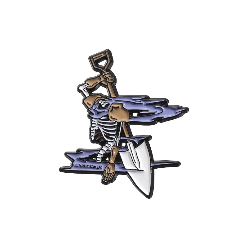 Эмалированная брошь в виде черепа