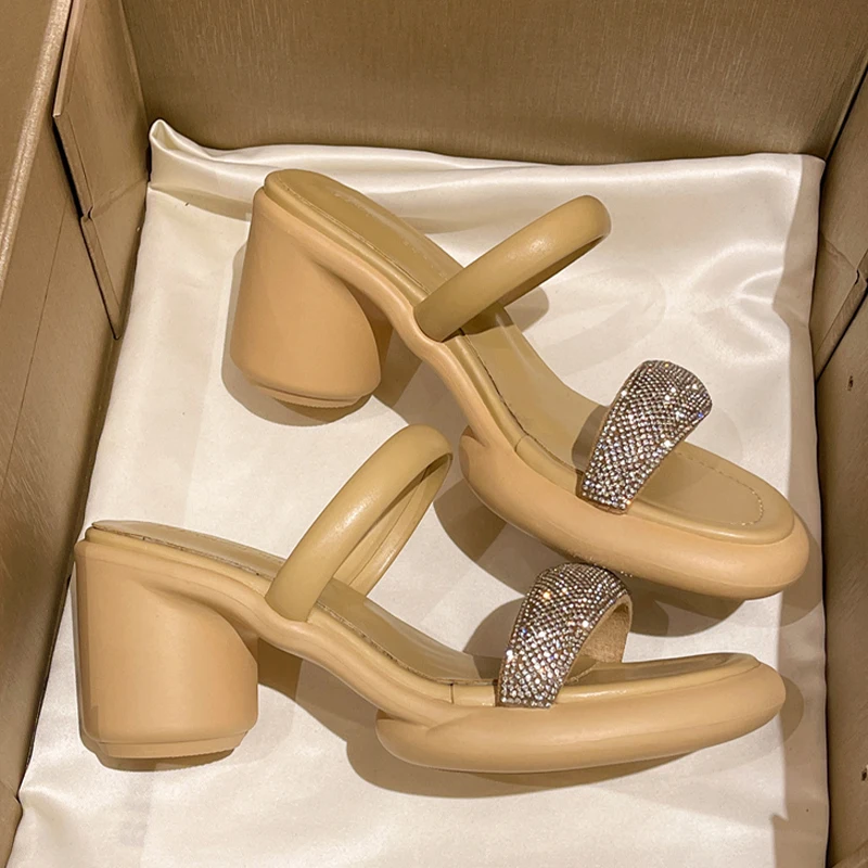 

Новинка 2023, брендовые летние роскошные женские тапочки, обувь на среднем каблуке, массивные сандалии, привлекательные блестящие туфли-лодо...
