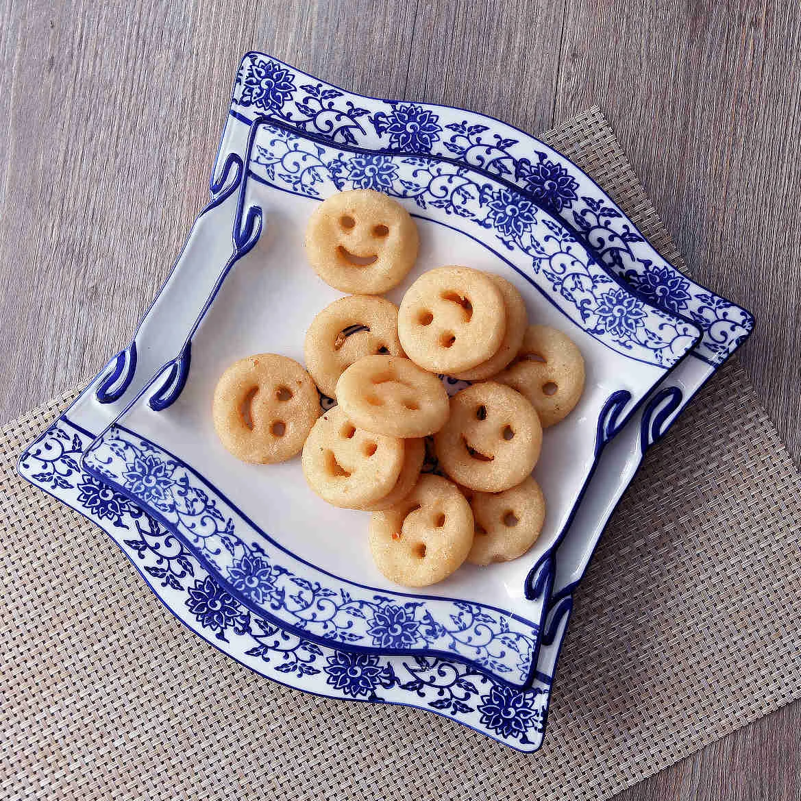 

Китайская керамическая посуда, ручная роспись, сине-белая креативная обеденная тарелка, тарелка для фруктов и салатов, домашний ресторанны...