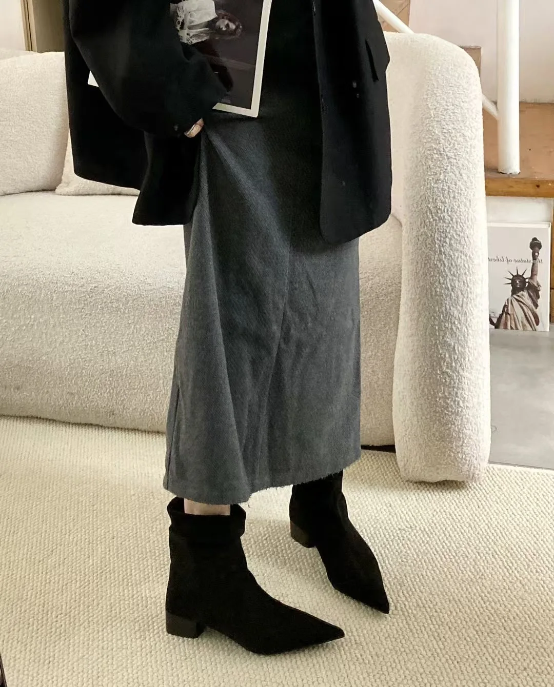 Женские ботильоны из флока с острым носком короткие ботинки на плоской подошве и