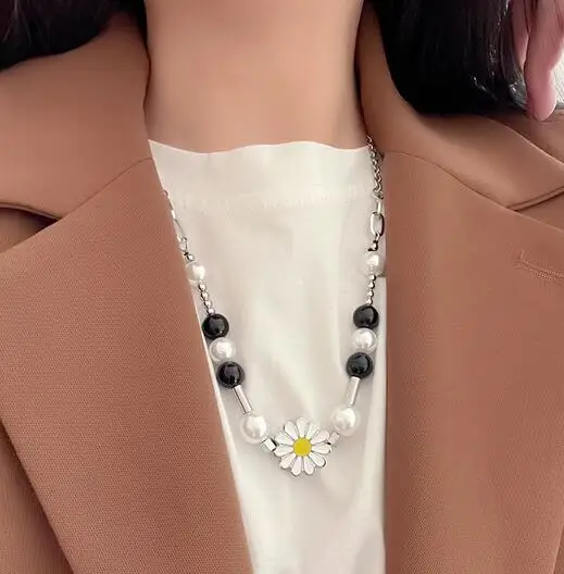 

Black and white pearl mosaic sunflower Daisy titanium steel necklace men's and women's fashion student sweater chain