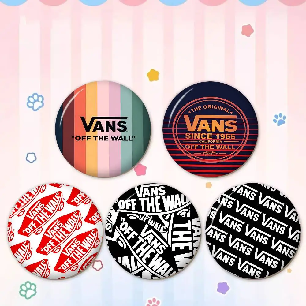 Фото Классические значки-пуговицы с логотипом V-VanS, креативные броши с надписями, украшения для рюкзаков и одежды, модные мультяшные украшения, подарки. №3