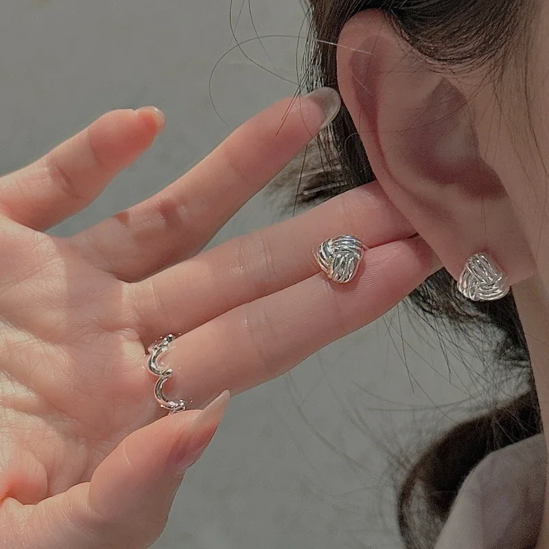 Фото Серебряные серьги-узелки S925 от Cciris.Com: корейский винтажный минималистичный дизайн, изящные украшения оптом для женщин №2