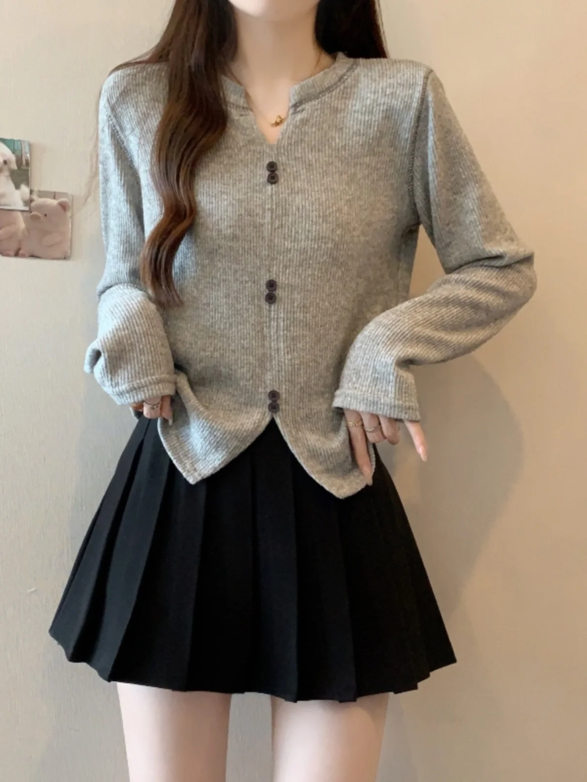 Серая вязаная женская рубашка с v-образным вырезом и длинными рукавами осень зима