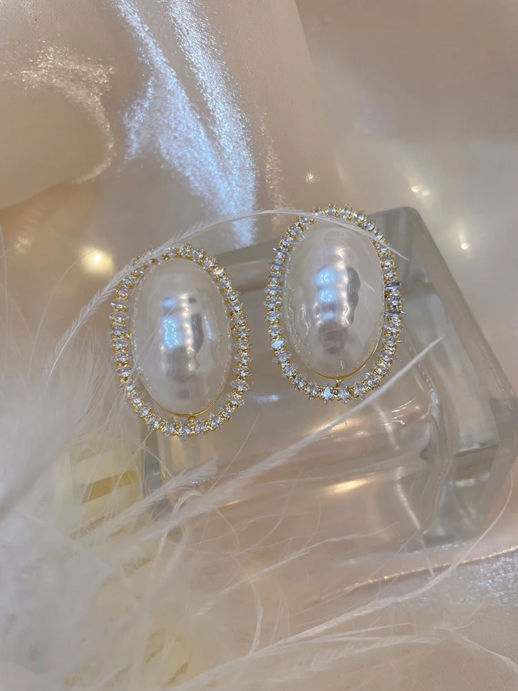 Преувеличенные овальные серьги-гвоздики с жемчугом и цирконием в стиле барокко