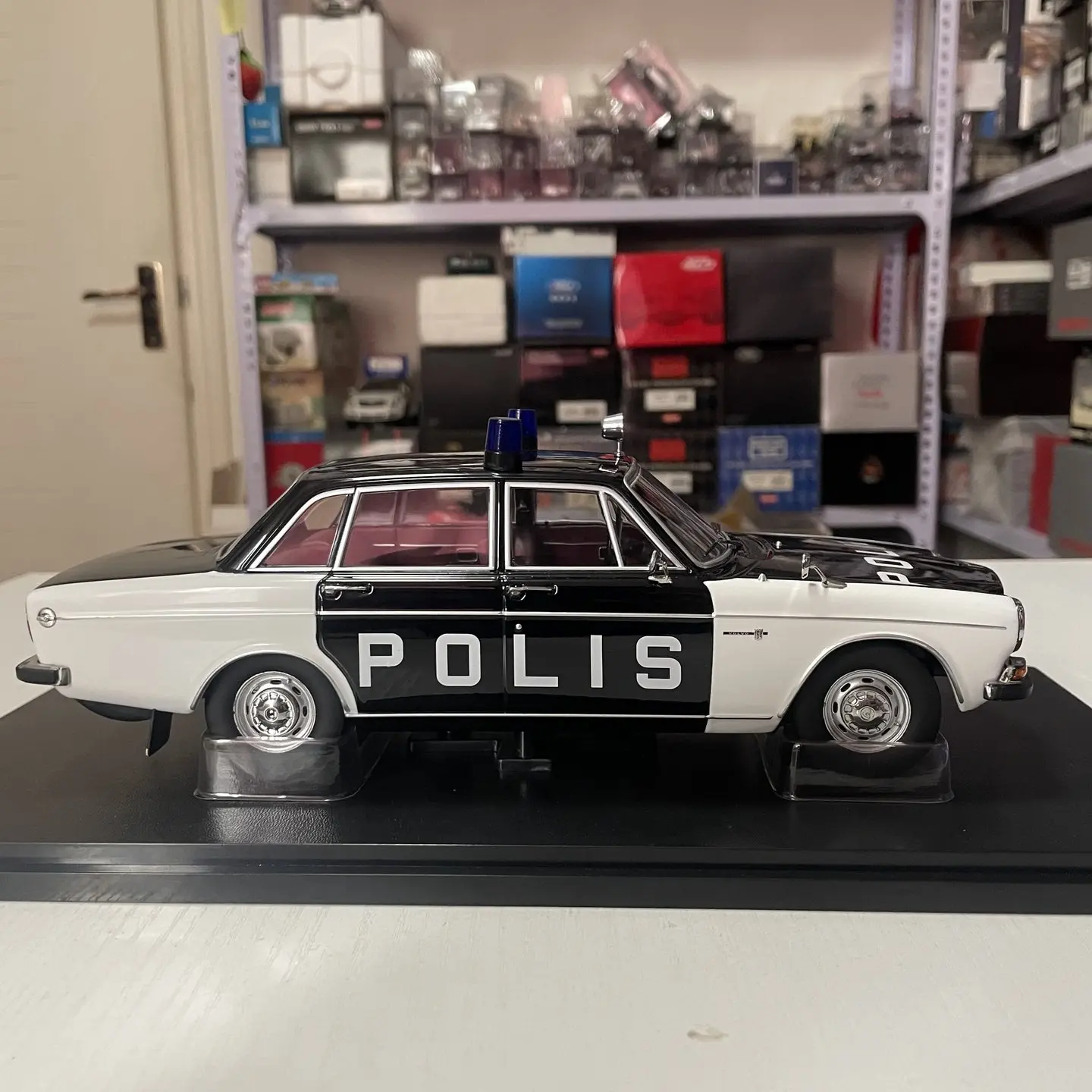 Фото Масштабная модель 1:18 Triple9: Коллекционная полицейская машина Volvo 164 1970 года из литого сплава. Классика, ностальгия, подарок для взрослых, сувенир, статическая модель для демонстрации. №4