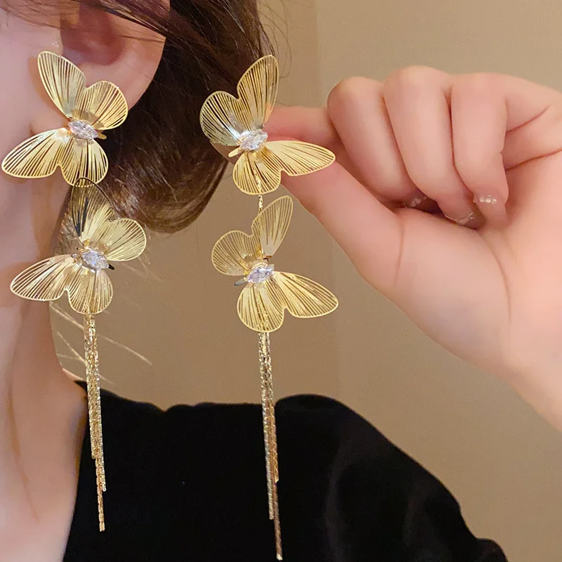 Крупные металлические серьги неправильной формы в минималистичном стиле форме