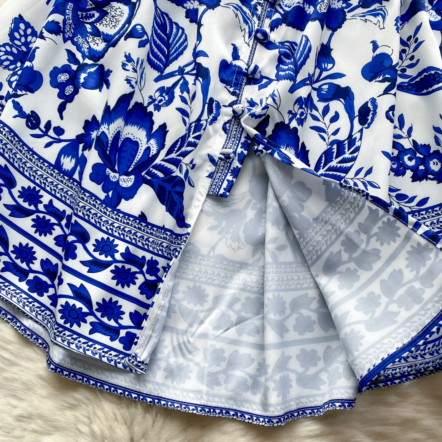 Платье женское ТРАПЕЦИЕВИДНОЕ с принтом V-образным вырезом и пышными рукавами