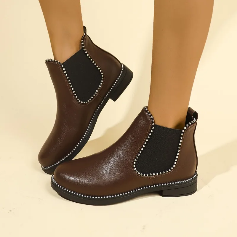 Женская обувь с заклепками и круглым носком на низком каблуке женские короткие