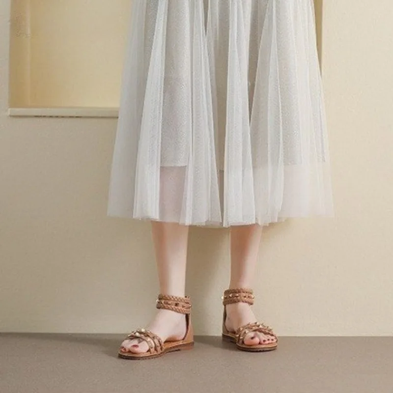 Женские сандалии на плоской подошве с заклепками в римском стиле модные