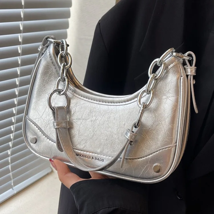 Женская сумка 2024 летняя новая модная нишевая портативная сумка-багет на цепочке