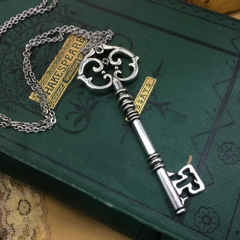 

Gothic Mystery Key Pendant Charm Necklace For Men Women Pagan Witch Jewelry Gift Accessories Vintage Bronze Silver Color Choker