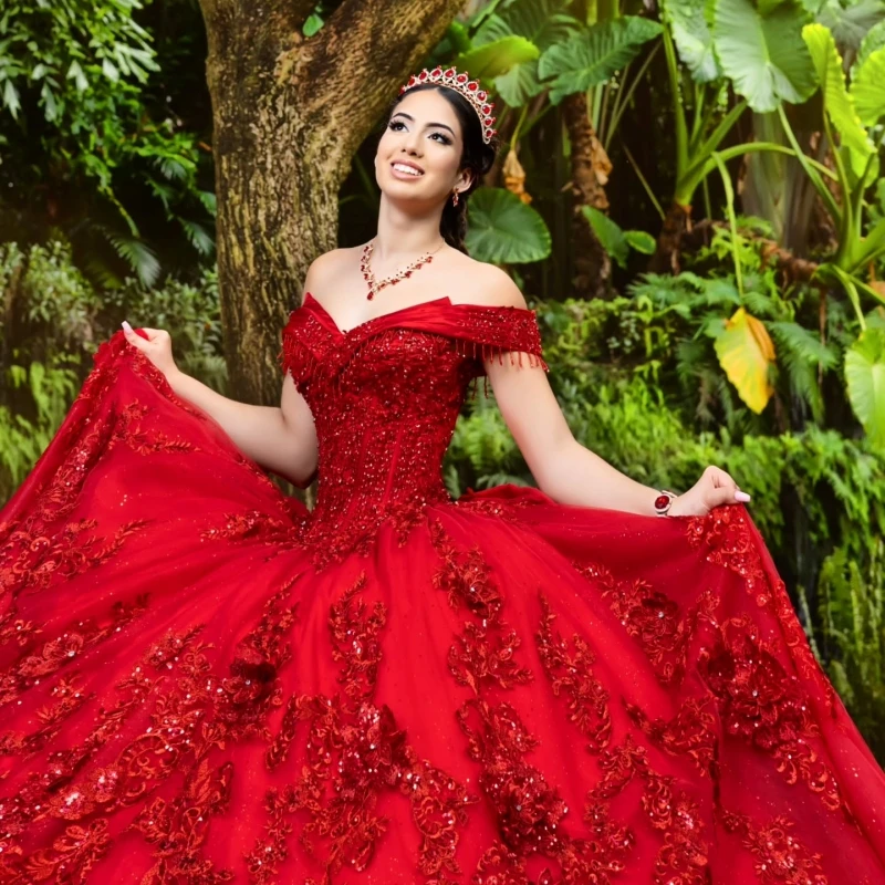 Фото Красные платья Quinceanera, бальное платье с открытыми плечами, милое платье 16, расшитое бисером, кристальная аппликация, кружевной бант, тюлевое платье для дня рождения, Vestidos 15 №3