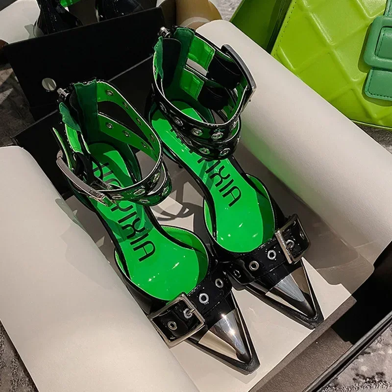 Женские босоножки в стиле панк черные сандалии с острым носком металлической