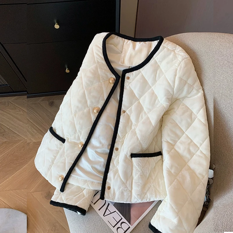 Изящное бархатное пальто с хлопковой подкладкой контрастного цвета золотой