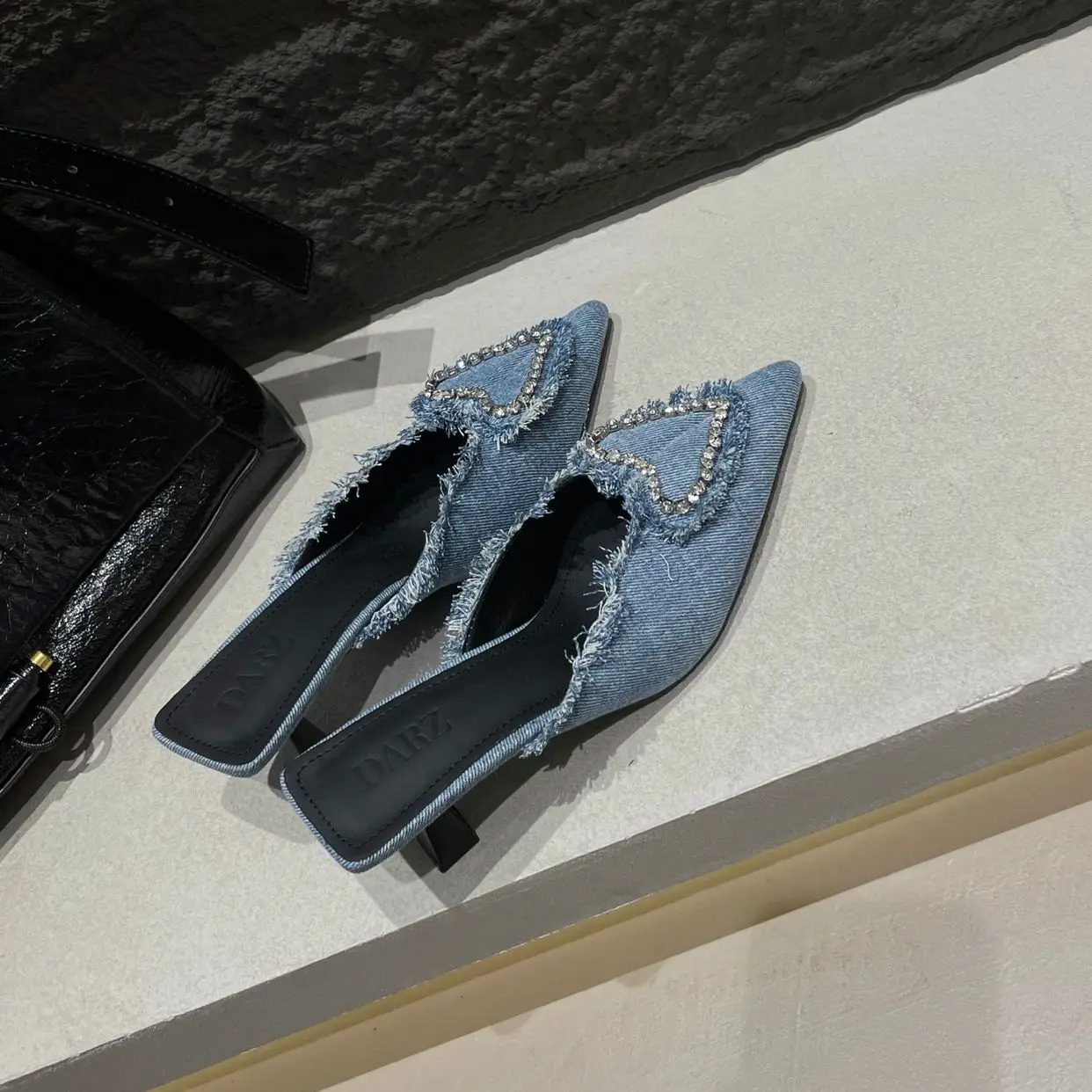 Шлепанцы женские на тонком высоком каблуке заостренный носок без застежки