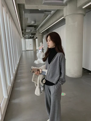 

Autumn and winter new fashion casual jacket women long-sleeved pullover all-match long-sleeved short coat V-neck pullover