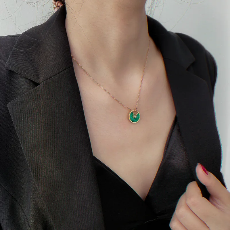 

Vintage Shiny Rhinestone Geometric Pendant Necklaces for Women Girls Gold Color Alloy Open Round Chokers Necklace Accessories