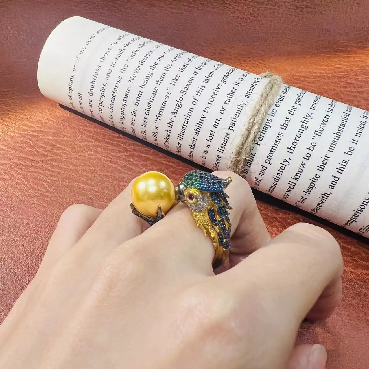 Серебряное кольцо с цирконием и жемчугом в виде попугая S925