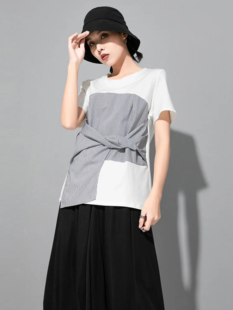 Женская Асимметричная футболка черная в полоску с узлом круглым вырезом и