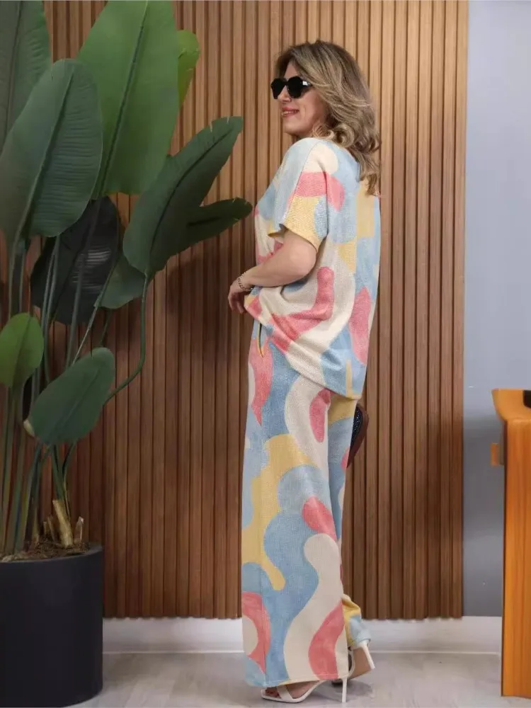 Женский брючный костюм из футболки с коротким рукавом и брюк широкими штанинами