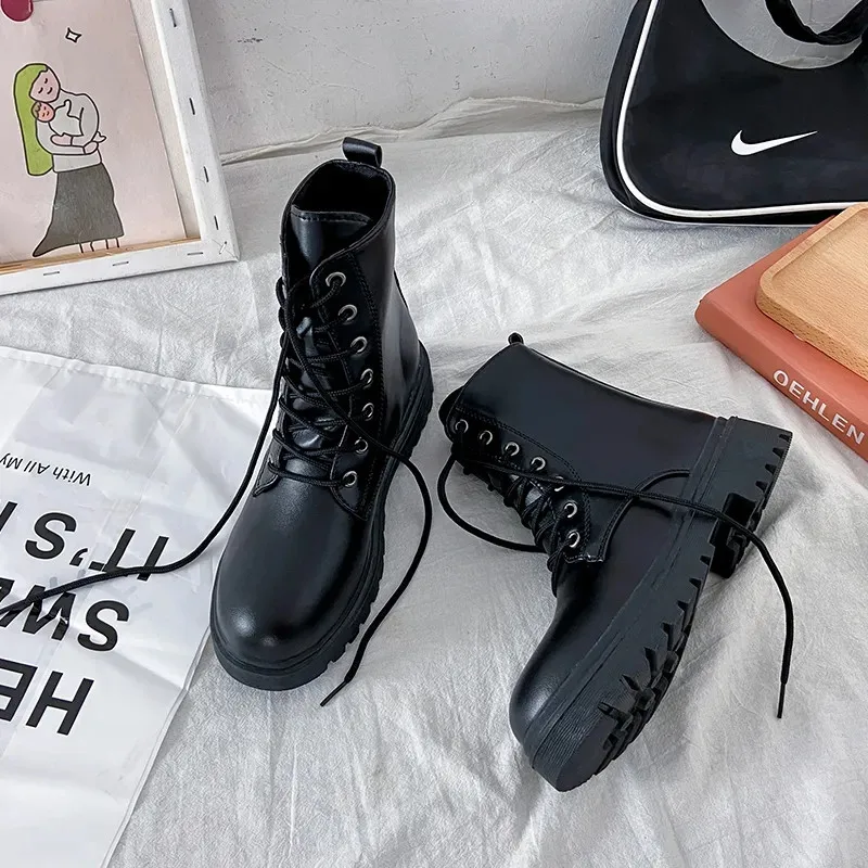 

Женские мотоциклетные ботинки на массивной платформе, черные или белые водонепроницаемые ботильоны со шнуровкой, боевые ботинки в готичес...