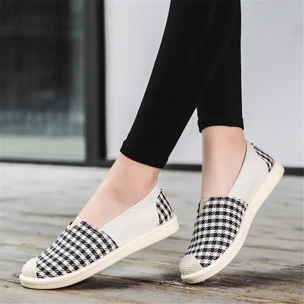 Разноцветные женские кроссовки с круглым носом черные вулканизированные