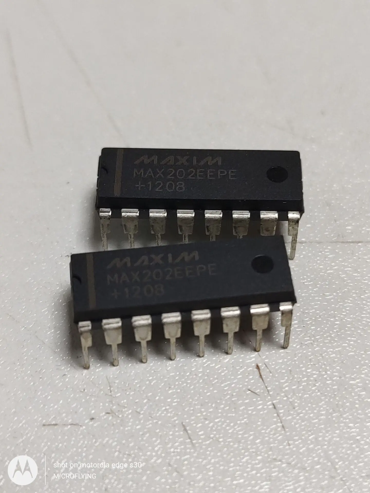 

MAX202EEPE MAX202 2/2 полный трансивер RS232 16-PDIP LH3 новый оригинальный запас