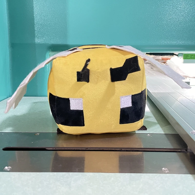 Игрушка плюшевая в виде пчелы 23 см | Игрушки и хобби