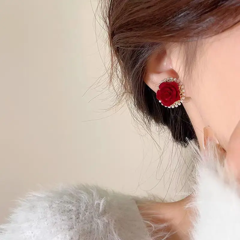 Красные бархатные серьги-гвоздики с розовым жемчугом