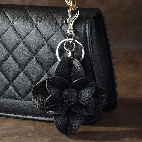 Кожаный брелок с цветком