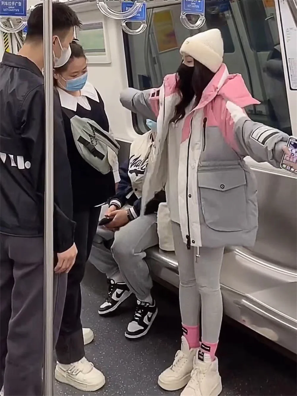 Рисунок 5 - Пуховик с капюшоном контрастных цветов для женщин