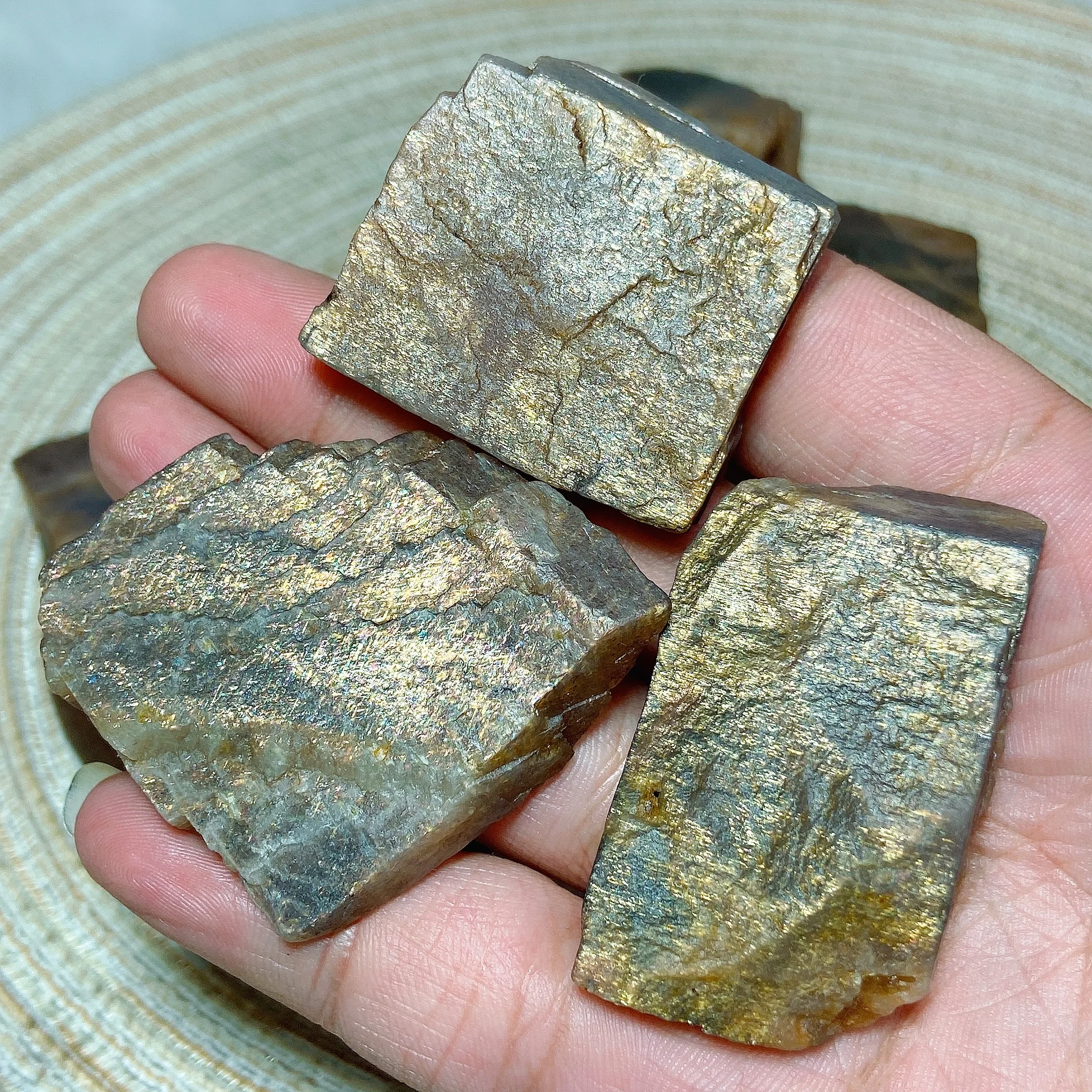 Натуральный хрустальный решетчатый солнцезащитный камень блестящий образец