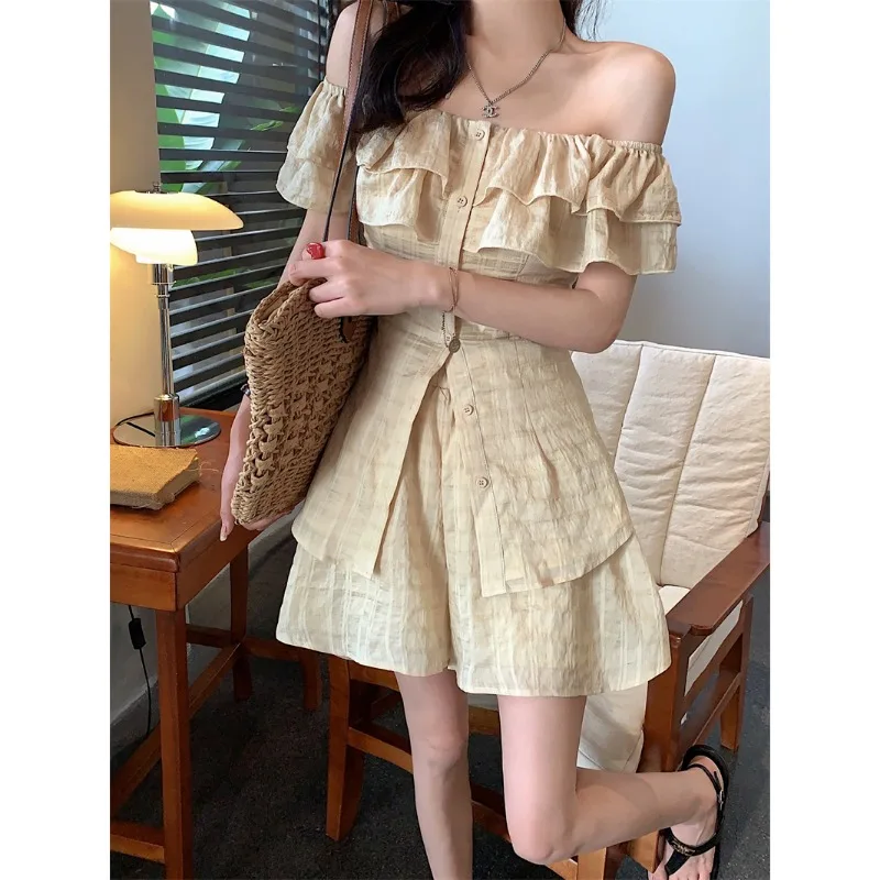 Женский костюм из двух предметов рубашка с вырезом лодочкой и шорты оборками по