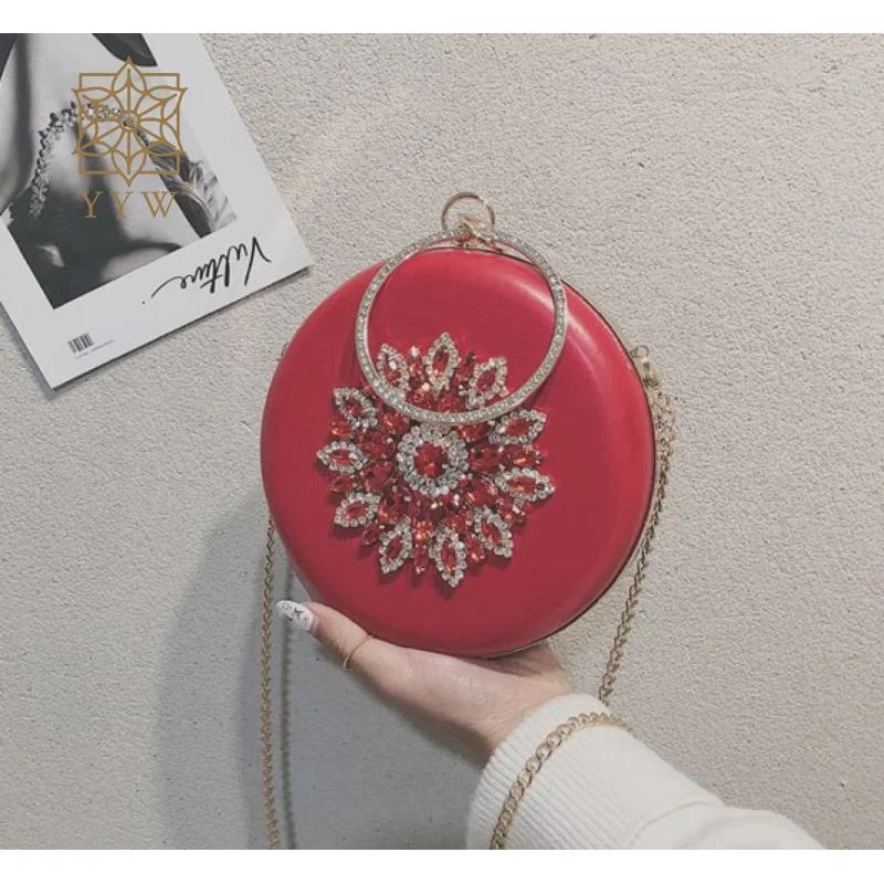 

Женская вечерняя сумка-клатч с ремешком на руку