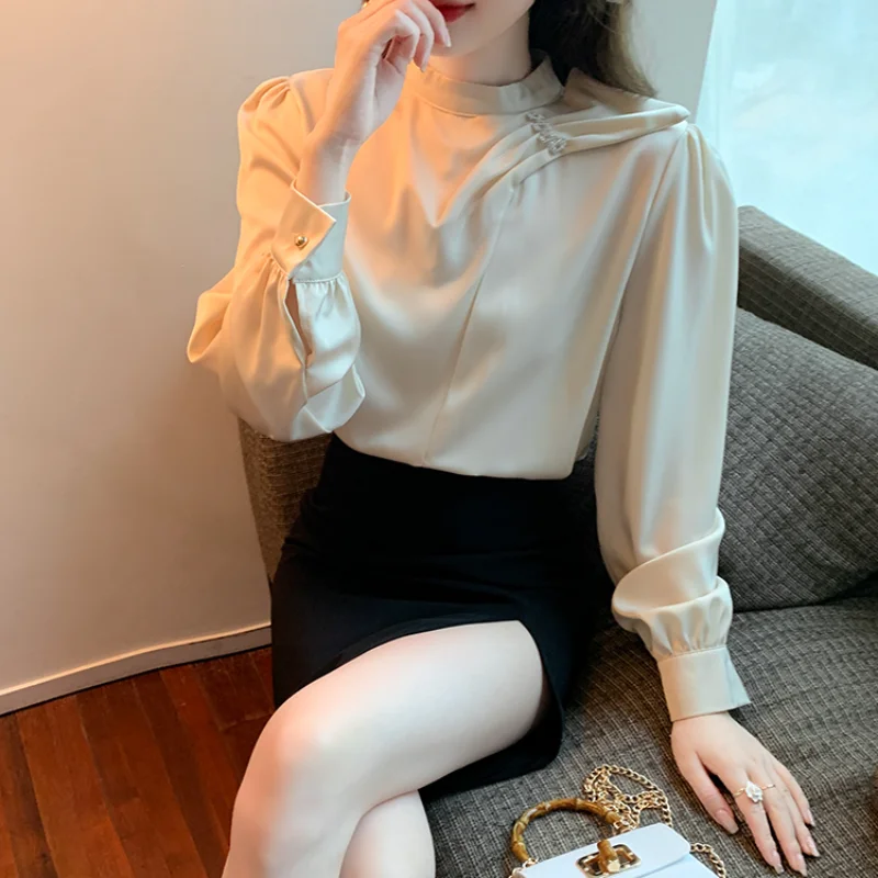 

Женская атласная блузка с длинным рукавом и круглым вырезом