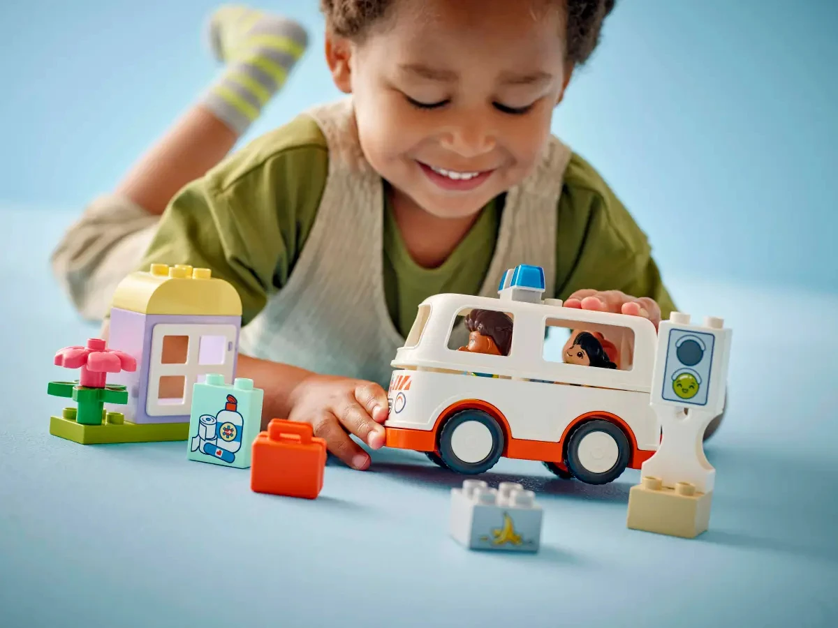 Фото LEGO ®   DUPLO ®   Скорая помощь и водитель (10447) Игрушка для детей дошкольного возраста от 2 лет, 19 шт. №2