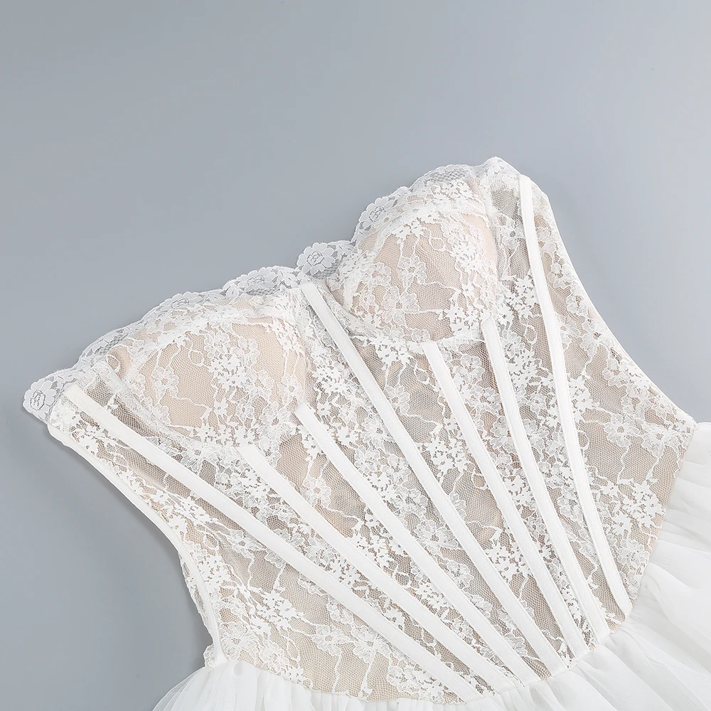 Женское белое платье без бретелек с веревкой и завязкой сзади