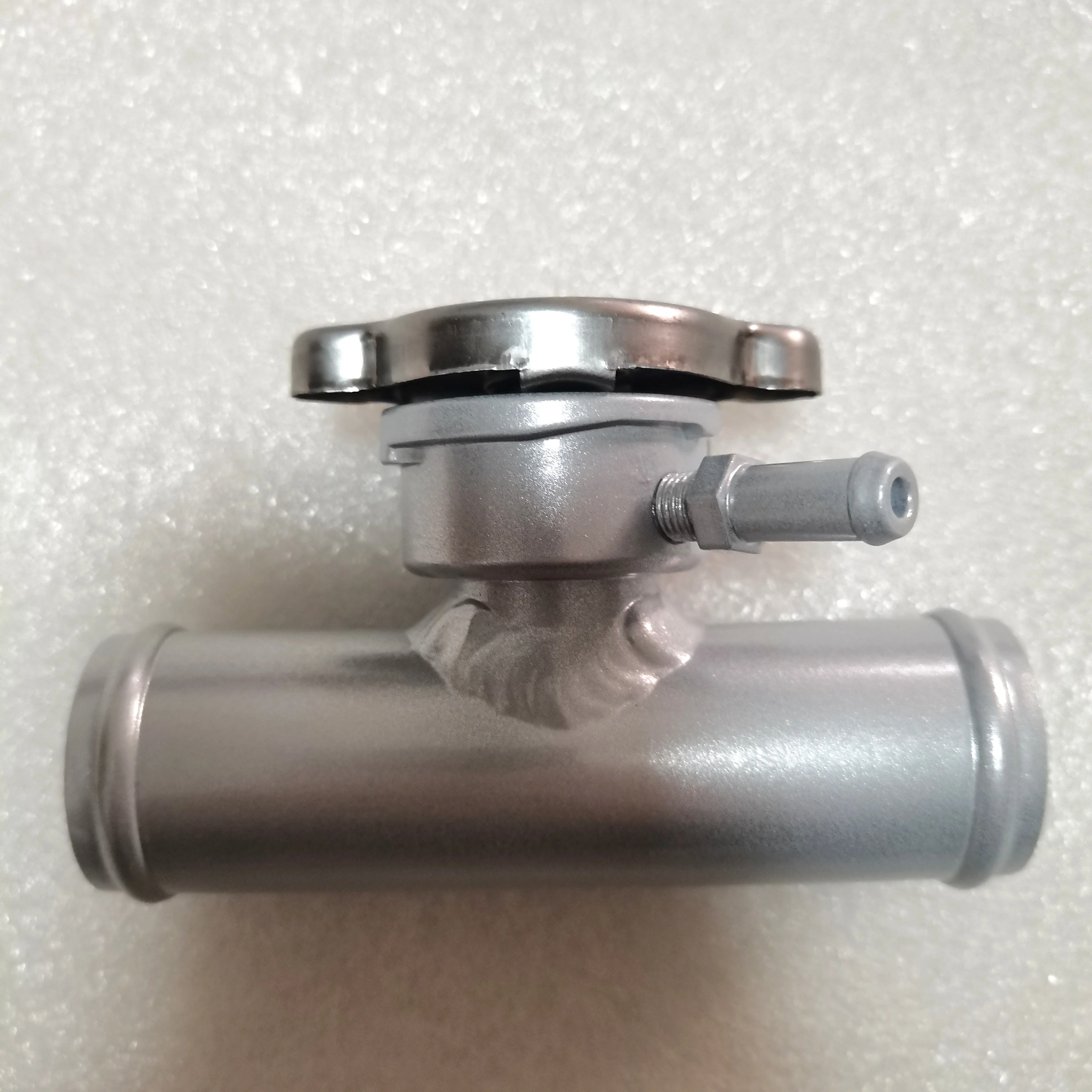 

Aluminum Radiator Tuck in Line Radiator Hose Filler Neck/Cap 32MM