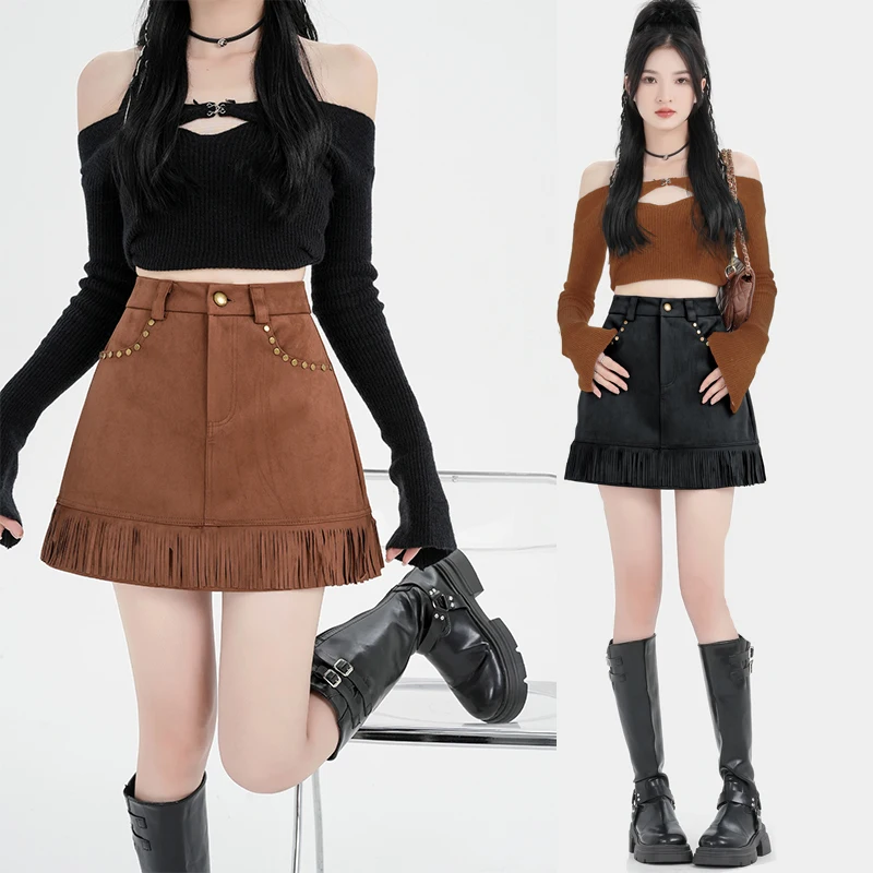 Женская замшевая юбка с заклепками осенняя короткая высокой талией и бахромой 2024