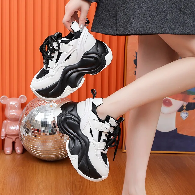 Женские кроссовки из ПУ кожи на толстой нескользящей подошве