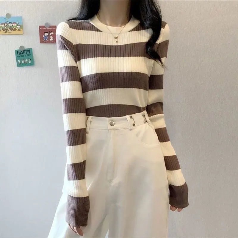 Пуловер женский трикотажный базовый с длинным рукавом и круглым вырезом