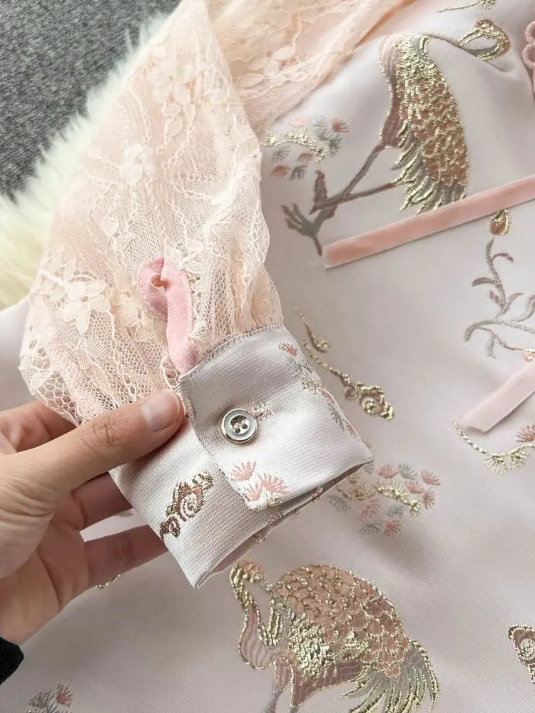Женское короткое жаккардовое платье элегантное ажурное розовое составного кроя