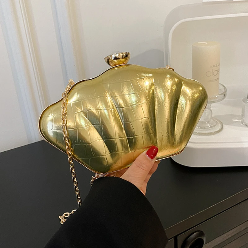 

Женская сумка-клатч с длинным ремешком на цепочке