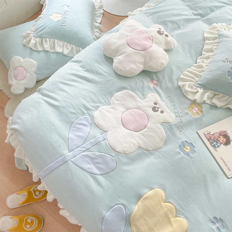 

Cute Sweet Flowers Affixed Cloth Embroidered Princess Style Warm Milk Fiber Bed Four-Piece Set Winter Coral Fleece